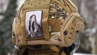 Stiker bergambar aktris Sasha Gray menempel di helm warga sipil yang ikut pelatihan militer di Kyiv, Ukraina, Minggu (6/2/2022). Pelatihan tersebut mempunyai tagline,  Jangan panik! Bersiaplah!. (AP Photo/Efrem Lukatsky)