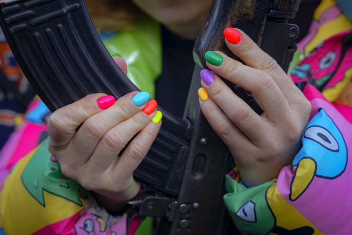Ukraina Rusia Tentara reguler melatih warga sipil Ukraina untuk bersiap menghadapi invasi Rusia. Warna-warni feminin terlihat, memberi warna berbeda di krisis yang terus memburuk.