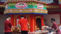 Wajar karena detail vihara ini sangat cantik. Bangunan vihara dipenuhi ornamen-ornamen penghias yang detailnya sungguh indah. Warna-warninya juga semarak, tapi tidak norak. (Wahyu Setyo Widodo/detikTravel)