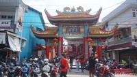 Vihara Budi Dharma, itulah nama sebenarnya dari vihara ini. Namun orang mengenalnya sebagai Vihara Dewi Kwan Im. Lokasinya berada di Jalan GM Situt, Singkawang Barat, Kota Singkawang. (Wahyu Setyo Widodo/detikTravel)