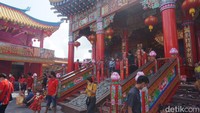 Vihara ini dibangun oleh pengusaha sukses bernama Djong Siaw Khiang, putra asli Singkawang yang bertempat tinggal di Jakarta. Konon katanya dia menghabiskan uang miliaran rupiah demi membangun vihara ini. (Wahyu Setyo Widodo/detikTravel)