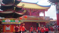 Saat Imlek, suasana di vihara ini sangat ramai dan penuh jamaah yang hendak beribadah. Mereka datang untuk berdoa kepada Dewi Kwan Im, Sang Dewi Welas Asih. (Wahyu Setyo Widodo/detikTravel)