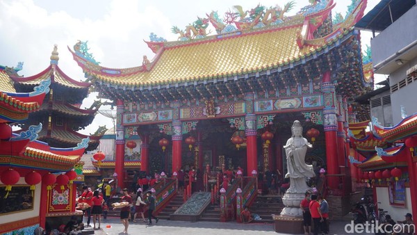 Sesuai dengan namanya, vihara ini jadi tempat pemujaan untuk Dewi Kwan Im. Patung Dewi Kwan Im berukuran raksasa juga ada di halaman depan vihara, tepat di sebelah kiri sebelum naik ke tangga altar pemujaan. (Wahyu Setyo Widodo/detikTravel)