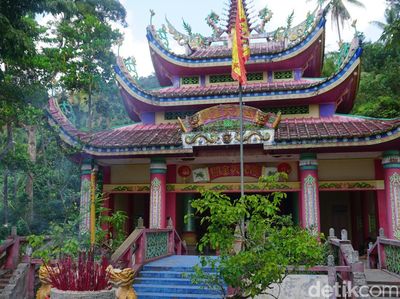 Potret Vihara Surga Neraka, Tertinggi di Singkawang