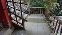 Yang unik dari vihara ini adalah, traveler wajib melepaskan alas kaki, kemudian mencuci kaki di kolam ini sebelum naik ke bangunan utama Vihara Surga Neraka. Fungsinya tentu saja untuk menjaga kebersihan vihara. (Wahyu Setyo Widodo/detikTravel)