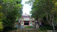 Berada di kaki Gunung Pasi di Sempalit, Singkawang Selatan, berdiri sebuah vihara yang namanya membuat orang penasaran, Vihara Surga Neraka, demikian orang-orang di sini mengenalnya. (Wahyu Setyo Widodo/detikTravel)