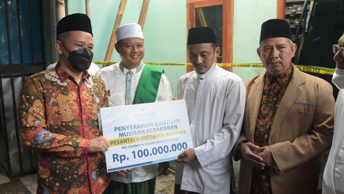 Wagub Jabar Uu Ruzhanul Ulum saat memberikan bantuan.