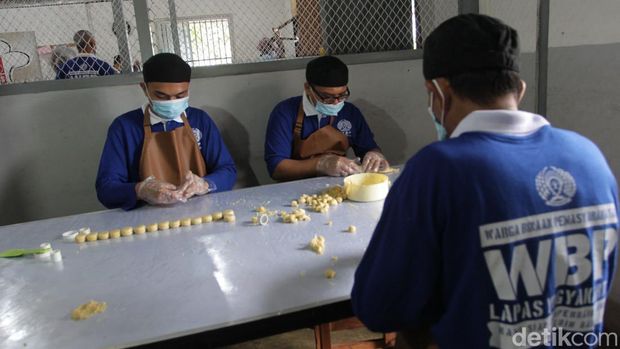 Warga binaan Lapas Wirogunan Jogja tengah memproduksi bakpia Mbah Wiro 378, Selasa (22/2/2022).