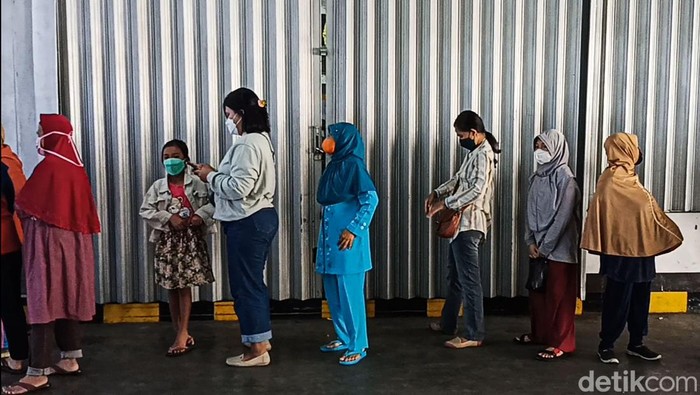 Warga Cimahi antre untuk beli minyak goreng.