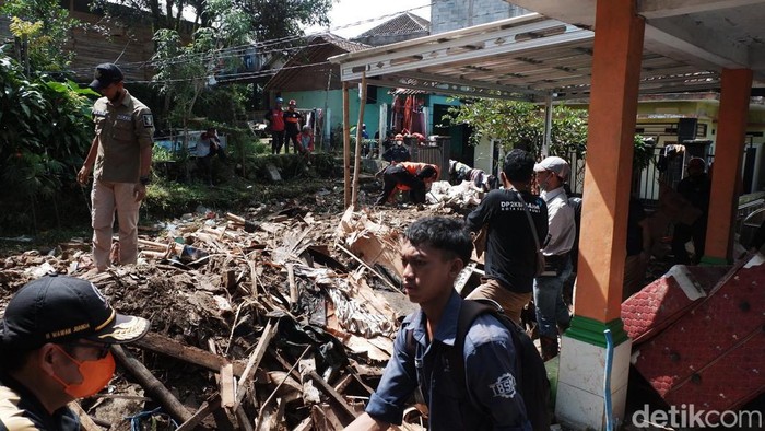 Hingga hari keenam pasca bencana, puing-puing sisa banjir masih belum teratasi sepenuhnya.Warga dan relawan pun terus bergotong-royong membersihkan puing sisa banjir.