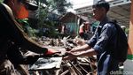 Warga dan Relawan Bersihkan Puing Sisa Banjir di Sukabumi