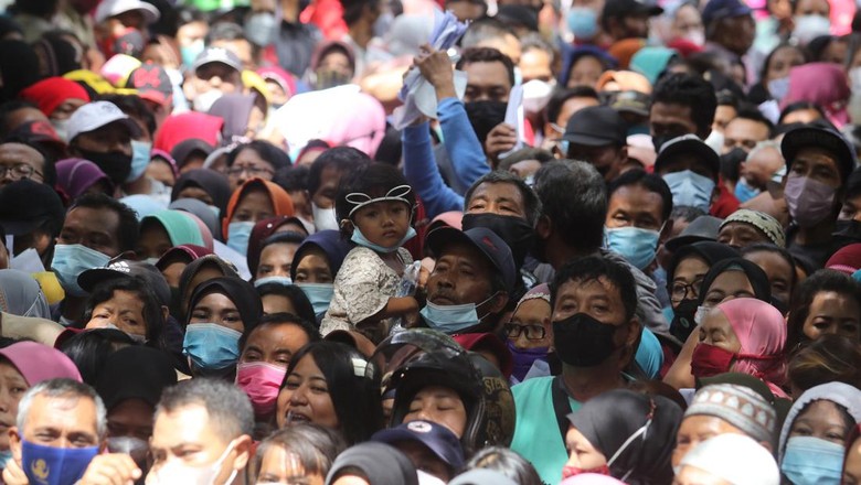 Warga Kediri Desak-desakan Ambil Bansos Sembako Warga menunggu panggilan saat penyaluran dana bantuan Program Sembako tahun 2022 di Kantor Pos Besar, Kota Kediri, Jawa Timur, Selasa (22/2/2022). Penyaluran dana bantuan program sembako senilai Rp600 ribu untuk 3 bulan kepada 11 ribu keluarga penerima manfaat di Kota Kediri tersebut diwarnai kerumunan dan saling dorong karena banyak warga datang tidak sesui dengan waktu yang telah ditentukan pada surat undangan. ANTARA FOTO/Prasetia Fauzani/foc.