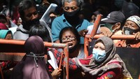 Penyaluran dana bantuan program sembako senilai Rp600 ribu untuk 3 bulan kepada 11 ribu keluarga penerima manfaat di Kota Kediri tersebut diwarnai kerumunan dan saling dorong karena banyak warga datang tidak sesuai dengan waktu yang telah ditentukan pada surat undangan.   