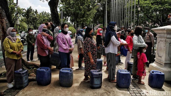 Warga Muara Angke Tuntut Anies Sediakan Air Layak Minum Sejumlah warga Muara Angke melakukan aksi unjuk rasa di depan Balai Kota DKI Jakarta, Selasa (22/2). Aksi ini bertujuan meminta Gubernur Anies Baswedan memberikan bantuan fasilitas air bersih bagi warga pesisir Muara Angke.