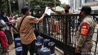 Mereka menyampaikan bahwa wilayah kampung Blok Limbah, Blok Eceng, dan Blok Empang di Kelurahan Pluit belum mendapat layanan air sejak 1980-an.
