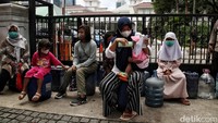 Menurut mereka, kampung tersebut tidak pernah diberikan fasilitas air bersih. Sehingga warga harus terus membeli air isi ulang dengan jeriken.