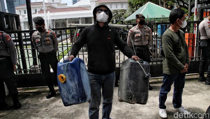 Sejumlah warga Muara Angke melakukan aksi unjuk rasa di depan Balai Kota DKI Jakarta, Selasa (22/2). Aksi ini bertujuan meminta Gubernur Anies Baswedan memberikan bantuan fasilitas air bersih bagi warga pesisir Muara Angke.