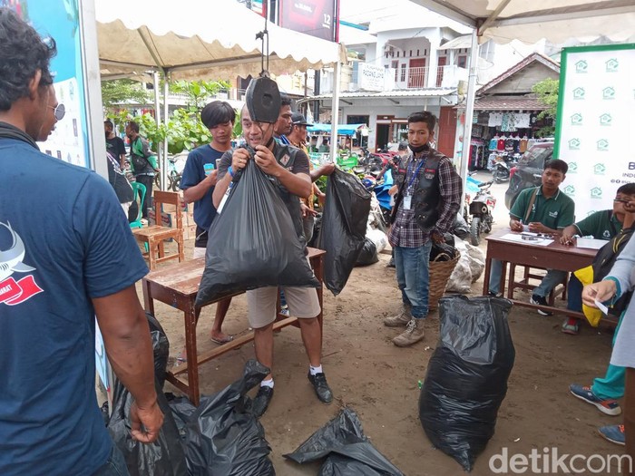 Warga Pangandaran mengubah limbah jadi rupiah lewat Bank Sampah Induk Sahate Pangandaran (BSISP).