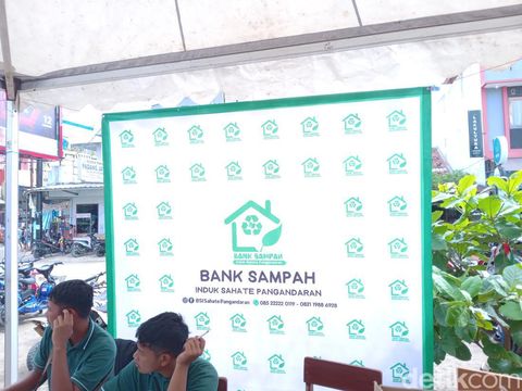 Warga Pangandaran mengubah limbah jadi rupiah lewat Bank Sampah Induk Sahate Pangandaran (BSISP).