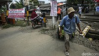 Rencana penutupan jalur tersebut disambut penolakan warga. 
