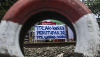 Warga memasang spanduk dengan tulisan penolakan.