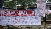 Penutupan perlintasan tersebut menurut PT KAI demi keselamatan perjalanan kereta api dan pengguna jalan yang banyak melintas di jalur. 
