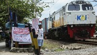 Para penjaga perlintasan mengaku menjaga perlintasan hingga 24 jam dan siap bila harus beralih menggunakan palang perlintasan manual.