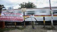 Sejumlah pengendara melintas di perlintasan Yapink, Tambun Selatan, Kabupaten Bekasi, Selasa (22/2/2022).