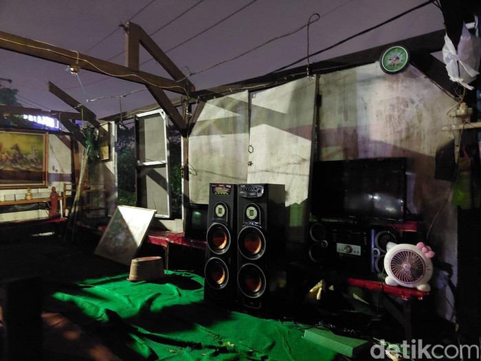 Enam warung di Surabaya rusak terdampak hujan es dan angin kencang. Warung-warung tersebut berada di Jalan Lontar Indah, Lidah Kulon, Lakarsantri.