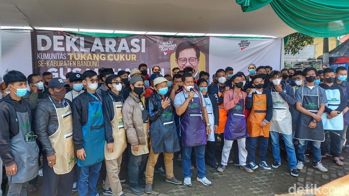Komunitas Tukang Cukur se-Kabupaten Bandung melakukan deklarasi dukungan untuk Muhaimin Iskandar menjadi Presiden pada Pilres 2024 mendatang.