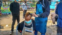 Anggota komunitas tuoang cukur yang ada di Kabupaten Bandung ada sekitar 1750 yang terdata. Dengan itu, kata dia, banyak tukang cukur yang ingin melakukan kegiatan serupa.