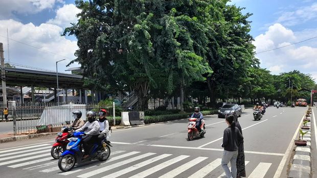 Zebra cross di Stasiun Klender Baru, Jakarta Timur