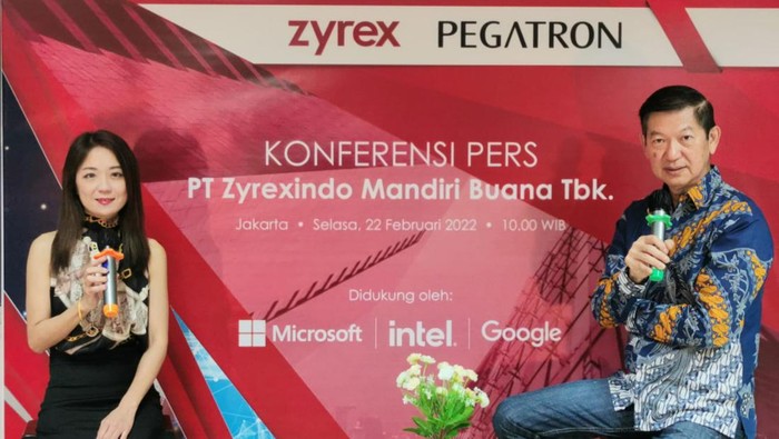 Peggy Wang, Sales Director Pegatron dan CEO Zyrex Timothy Siddik.