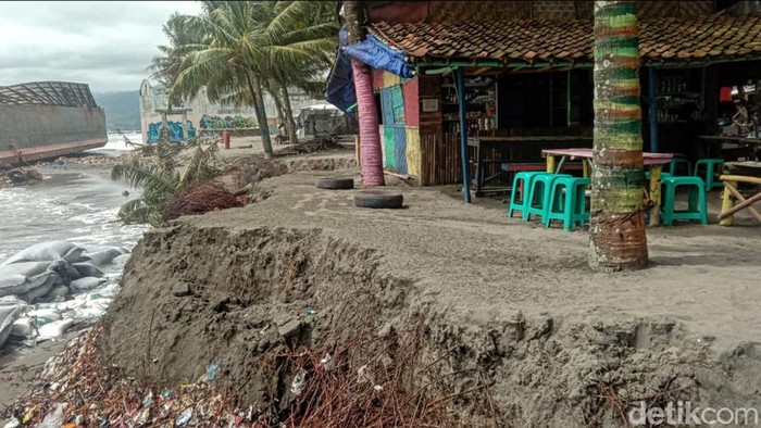 Abrasi di Pantai Cipatuguran Sukabumi