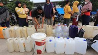 Sejumlah pedagang antre membeli minyak goreng curah murah di Pasar Karangampel, Indramayu, Jawa Barat, Rabu (23/2/2022).