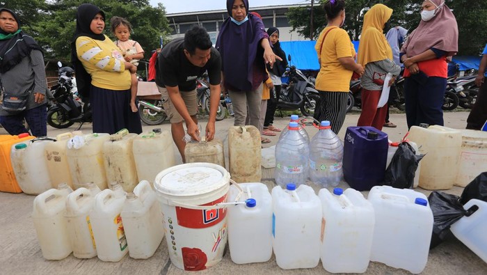 ANTRE MINYAK GORENG MURAH Sejumlah pedagang antre untuk membeli minyak goreng curah murah di Pasar Karangampel, Indramayu, Jawa Barat, Rabu (23/2/2022). Operasi pasar minyak goreng curah itu digelar khusus untuk pedagang dengan harga Rp11.700 per kilogram. ANTARA FOTO/Dedhez Anggara/rwa.