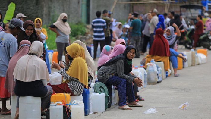 Sejumlah pedagang antre untuk membeli minyak goreng curah murah di Pasar Karangampel, Indramayu, Jawa Barat, Rabu (23/2/2022). Operasi pasar minyak goreng curah itu digelar khusus untuk pedagang dengan harga Rp11.700 per kilogram. ANTARA FOTO/Dedhez Anggara/rwa.