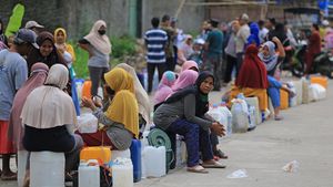Beli Minyak Goreng Harus Antre demi Harga Murah