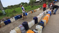 Operasi pasar minyak goreng curah digelar di Pasar Karangampel, Indramayu, Jawa Barat, Rabu (23/2/2022).