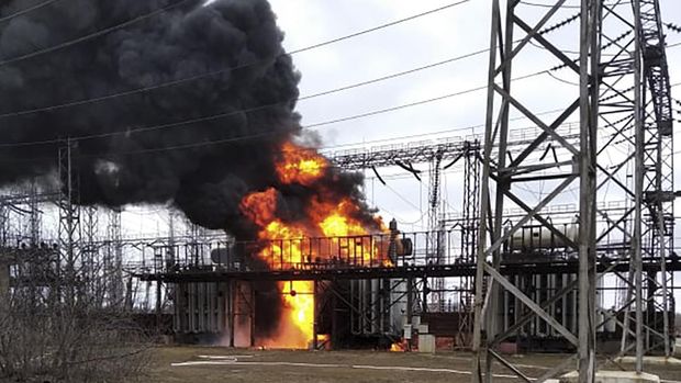 Api dan asap membubung tinggi dari pembangkit listrik termal, yang menurut otoritas setempat rusak akibat penembakan di dekat garis depan di kota Shchastia di wilayah Luhansk, Ukraina, Selasa, (22/2/2022). (Emergency Situation Ministry via AP)