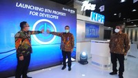 Wakil Direktur Utama PT Bank Tabungan Negara (Persero) Tbk Nixon LP Napitupulu (kanan) menyaksikan Direktur IT, Operation & Digital Banking, Andi Nirwoto (kiri) dan Direktur Consumer & Commercial Lending, Hirwandi Gafar menyentuh tombol di layar dalam seremonial peluncuran aplikasi BTN Properti for Developer di Jakarta.