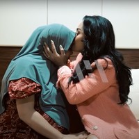 Sebelum memasuki ruang operasi, Aurel terlebih dulu meminta restu kepada orangtuanya, Krisdayanti, Ashanty, dan Anang Hermansyah. Krisdayanti dengan penuh kasih sayang tampak mencium Aurel dan mendoakan anak kesayangannya itu. Foto: YouTube/AH