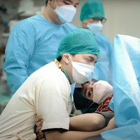 Saat berada di kamar operasi pun Atta tetap menemani Aurel. Atta bahkan sempat sampai menangis ketika mencoba memberi semangat untuk Aurel Hermansyah. Foto: YouTube/AH