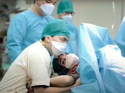 8 Foto Detik-detik Aurel Hermansyah Melahirkan, Penuh Haru, Sewa 1 Lantai RS