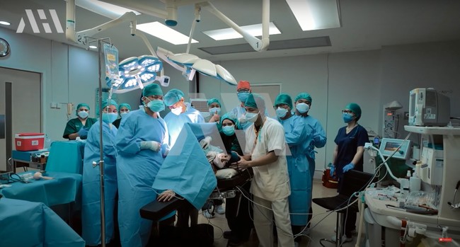 Setelah proses persalinan, Atta, Aurel, para dokter dan suster yang ikut membantu pun tak lupa berfoto bersama untuk mengabadikan momen spesial tersebut.  Foto: YouTube/AH