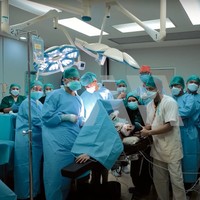 Setelah proses persalinan, Atta, Aurel, para dokter dan suster yang ikut membantu pun tak lupa berfoto bersama untuk mengabadikan momen spesial tersebut.  Foto: YouTube/AH