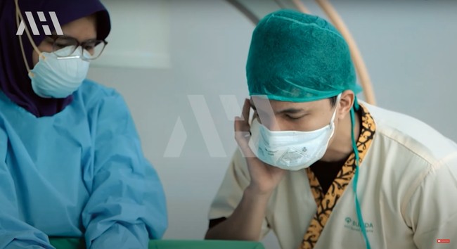 Usai anaknya lahir, Atta pun tampak langsung mengadzani bayinya. Tampak Atta yang sedang khusyuk mengumandangkan adzan di telinga putri kecilnya. Foto: YouTube/AH