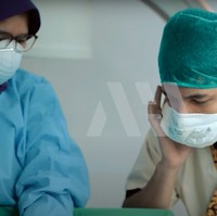 Usai anaknya lahir, Atta pun tampak langsung mengadzani bayinya. Tampak Atta yang sedang khusyuk mengumandangkan adzan di telinga putri kecilnya. Foto: YouTube/AH
