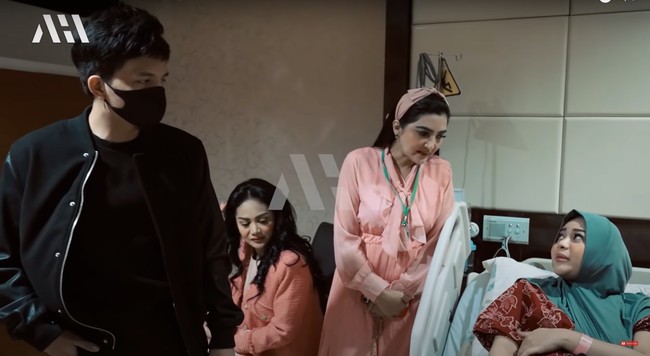 Aurel Hermansyah melahirkan anak pertamanya di RSU Bunda Jakarta dengan menyewa 1 lantai RS. Menjelang proses persalinan, tampak anggota keluarga Aurel Hermansyah, seperti Krisdayanti, Ashanty, Anang Hermansyah, dan Azriel sudah hadir dan turut menemani. Foto: YouTube/AH