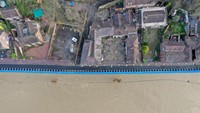 Berkat tanggul darurat itu permukiman rumah penduduk dan pusat bisnis di wilayah tersebut terlindung dari banjir.